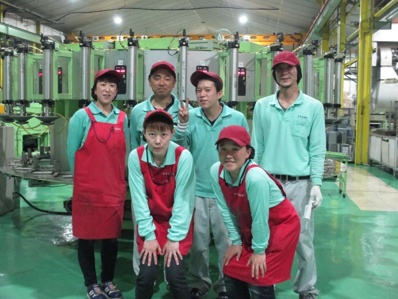 男女スタッフ活躍中!①スチール缶の製造スタッフ、②製造補助スタッフ(検品・箱入れなどの軽作業)