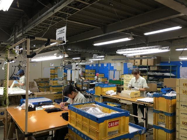 1日3h~・週4日~OK!プラスチック部品のシール貼り、組立、箱詰め ※工場内軽作業※
