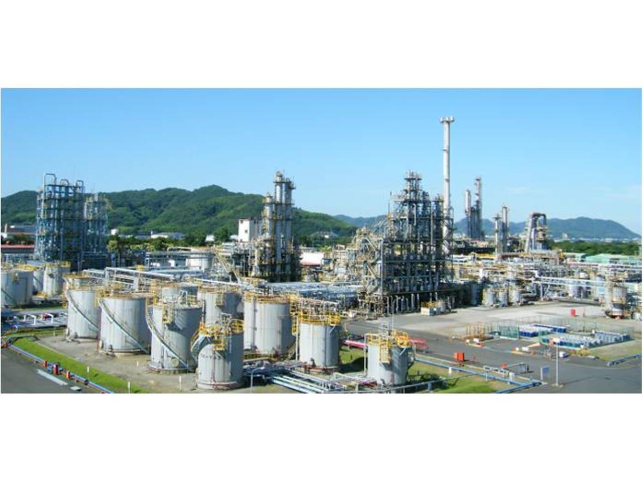 化学プラント工場での①オペレーター職②化学製品の分析職