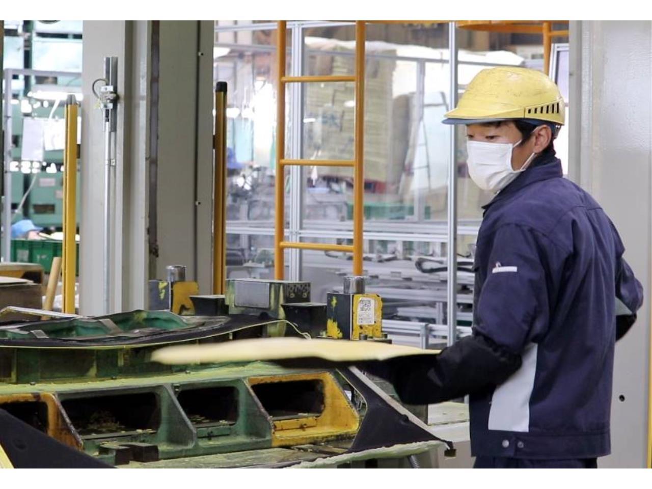 車の内装部品の製造(プレス作業)