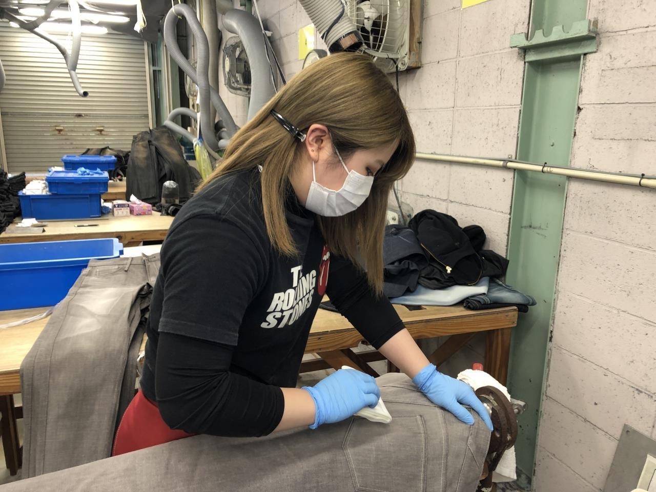 ヴィンテージジーンズ加工補助のパート作業