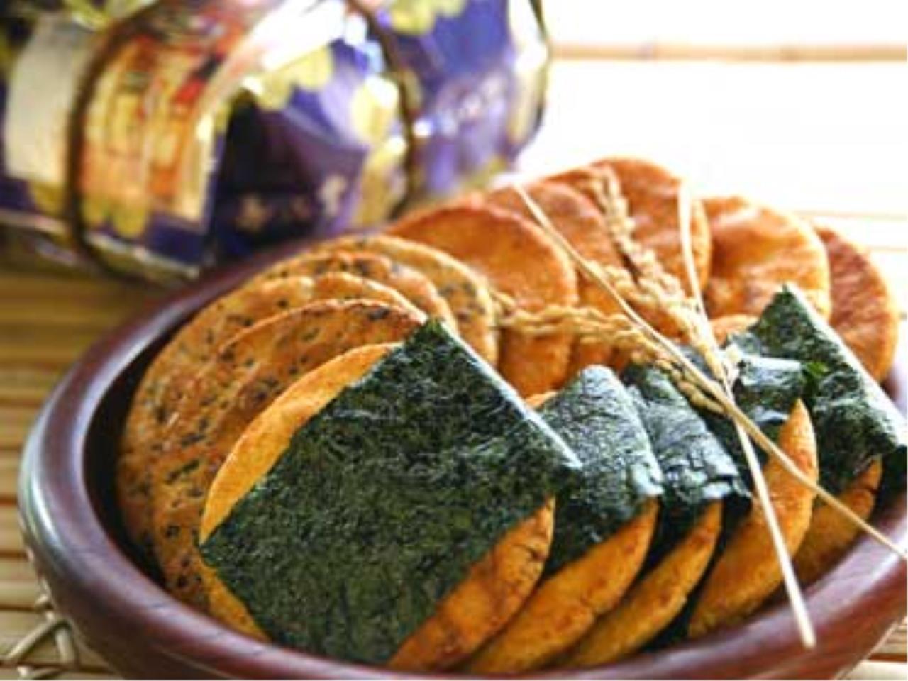 おせんべい工場での短期求人　土日祝休みで時間帯も相談できる工場内軽作業