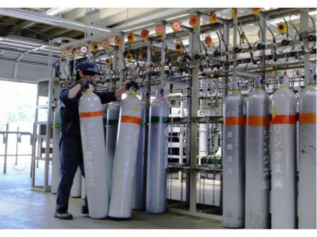 未経験者歓迎の容器へガスを充填する作業