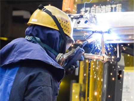 建設機械向け運転室の製造