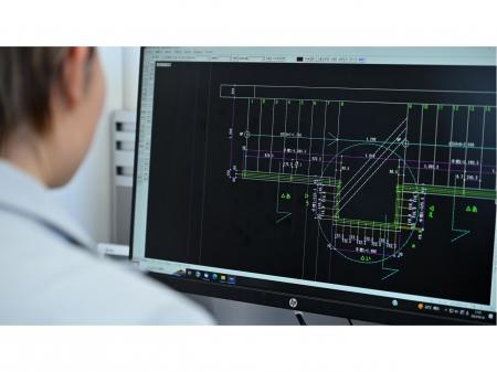 手すりをデザインする設計スタッフ（JW-CADやAutoCAD）