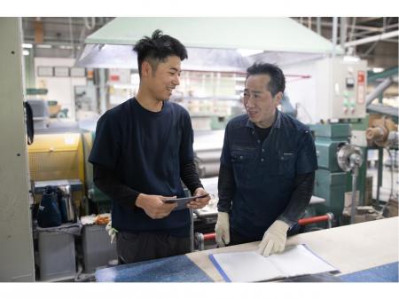 ゴム床材・タイルの製造スタッフ｜土日祝休み｜残業ほぼなし