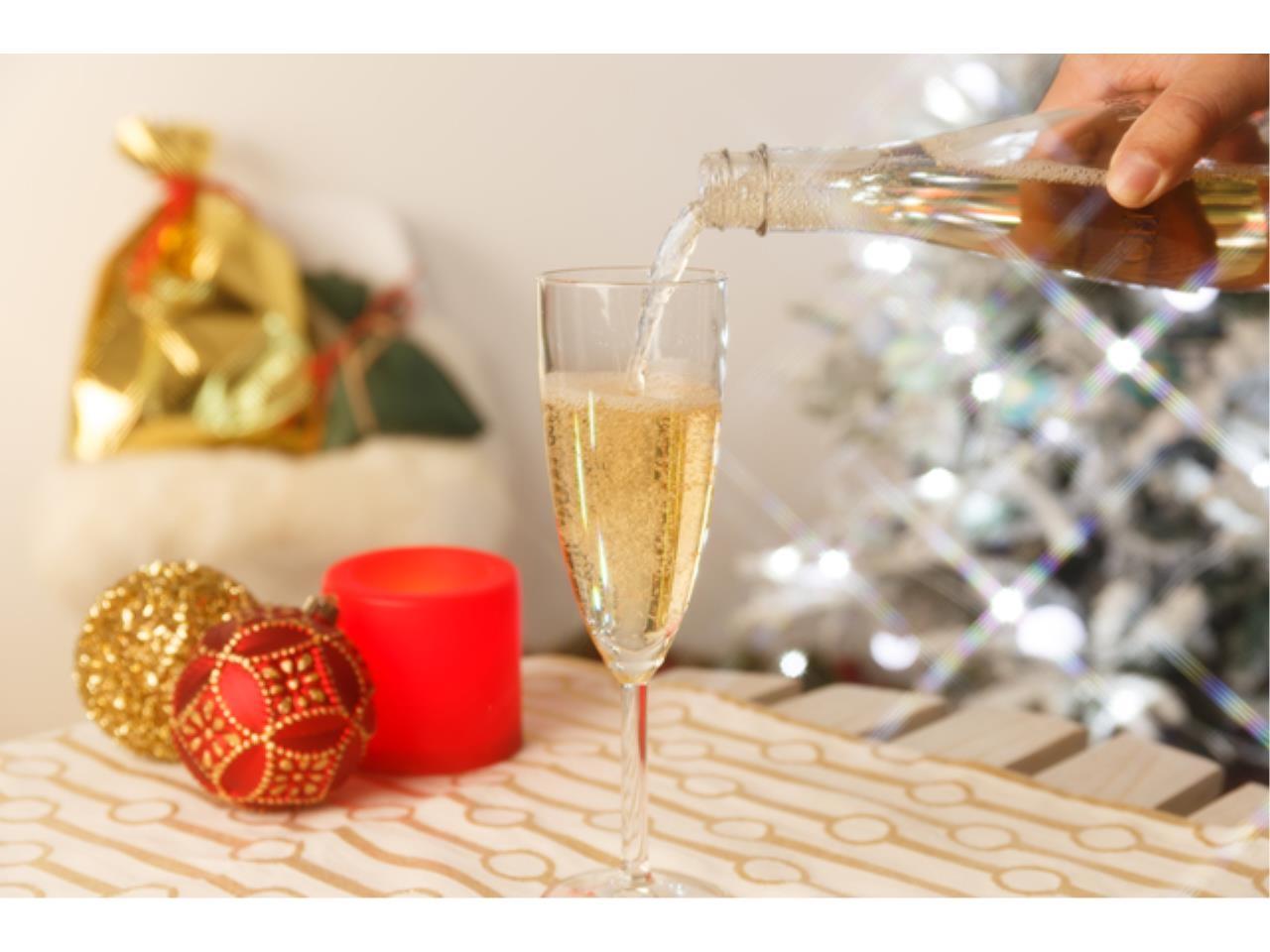 短期のクリスマス向けシャンメリー製造作業
