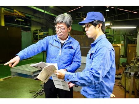 金属カバー類の製造｜曲げ加工｜溶接スタッフ